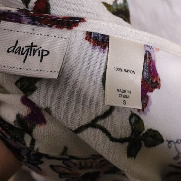 Daytrip | V Neck Floral Blouse Small - Picture 6 of 7